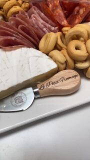 ANZAC weekend with the Le Petit Fromage family 🤍
Prosciutto, salami, Comté & BellaVitano balsamic — the perfect spread to share.
Simple, good food and even better company 🧀
#LePetitFromage #ANZACWeekend #GrazingPlatter #Charcuterie #FoodieAustralia
